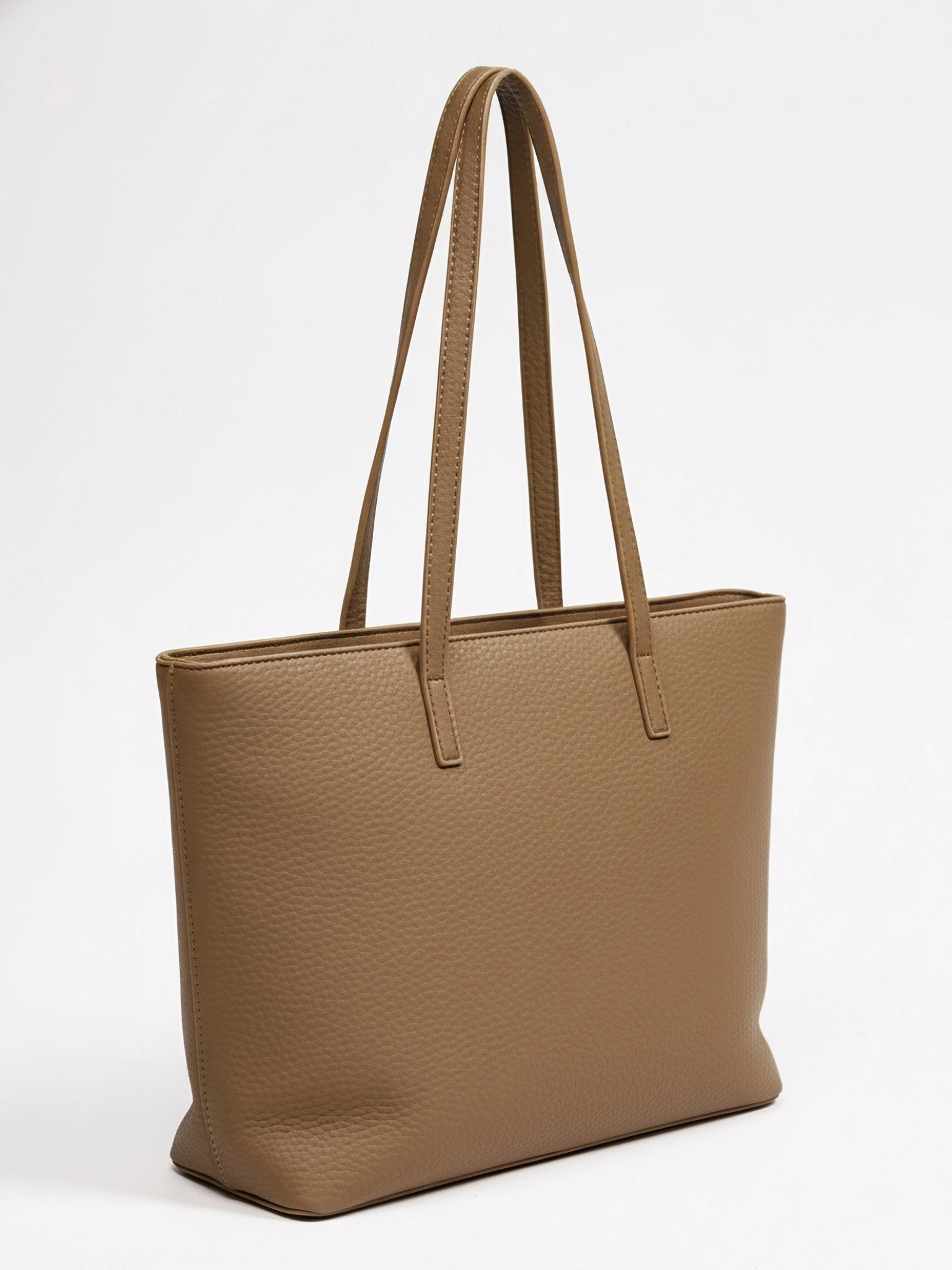 Сумка-тоут с декоративным брелком в ассортименте